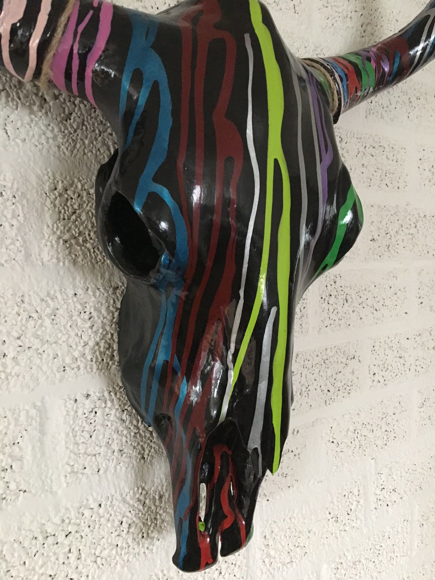 Stierenschedel vol in kleur basis zwart met horens van polystone